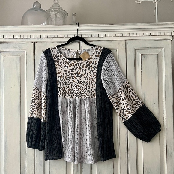Ces Femme Tops - 🟠NWT CES FEMME Bubble Sleeve Top - Light Gray/Charcoal Crochet & Animal Print LG